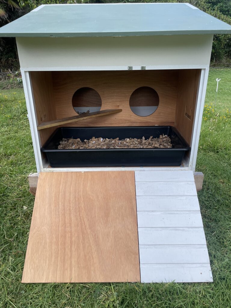 Easy clean tray access